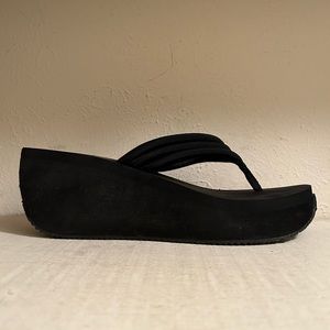 Volatile wedge flip flop